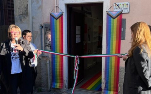 Taglio del nastro per il nuovo Sportello Arcobaleno
