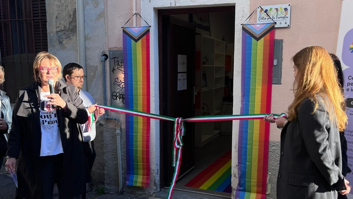 Taglio del nastro per il nuovo Sportello Arcobaleno
