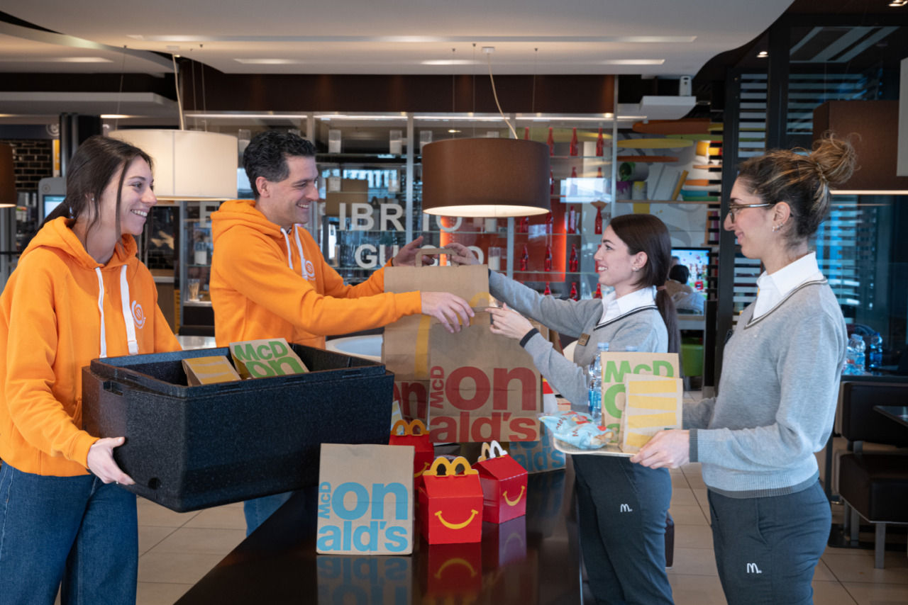“Sempre aperti a donare”: 190 pasti caldi a settimana donati dai McDonald’s della provincia di Varese