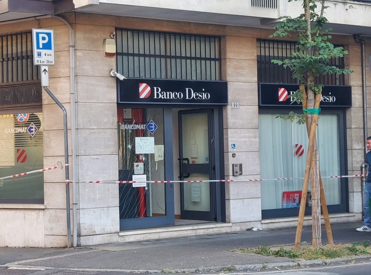 Assalto al bancomat, esplosione in centro a Tradate