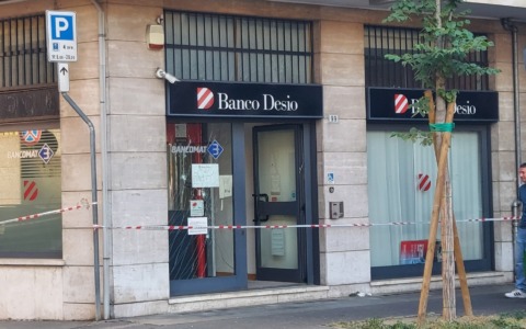 Assalto al bancomat, esplosione in centro a Tradate