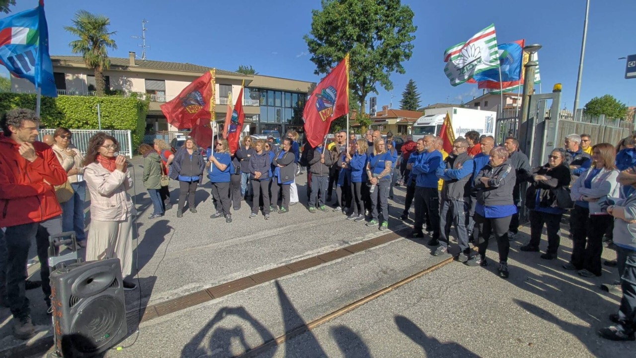 Lavoratori in sciopero alla Electrolux di Solaro