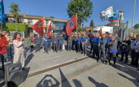 Lavoratori in sciopero alla Electrolux di Solaro