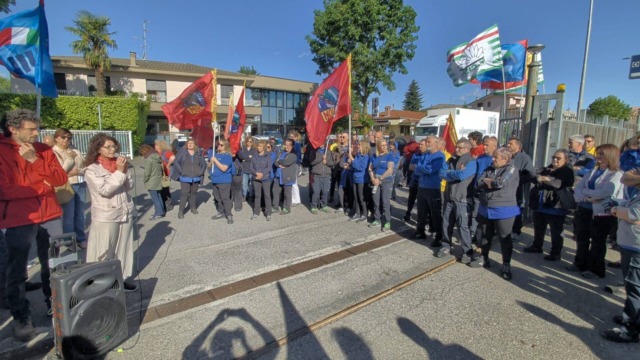 Lavoratori in sciopero alla Electrolux di Solaro