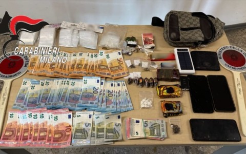 Aveva con sè coca, hashish e 2.900 euro in contanti, arrestato spacciatore