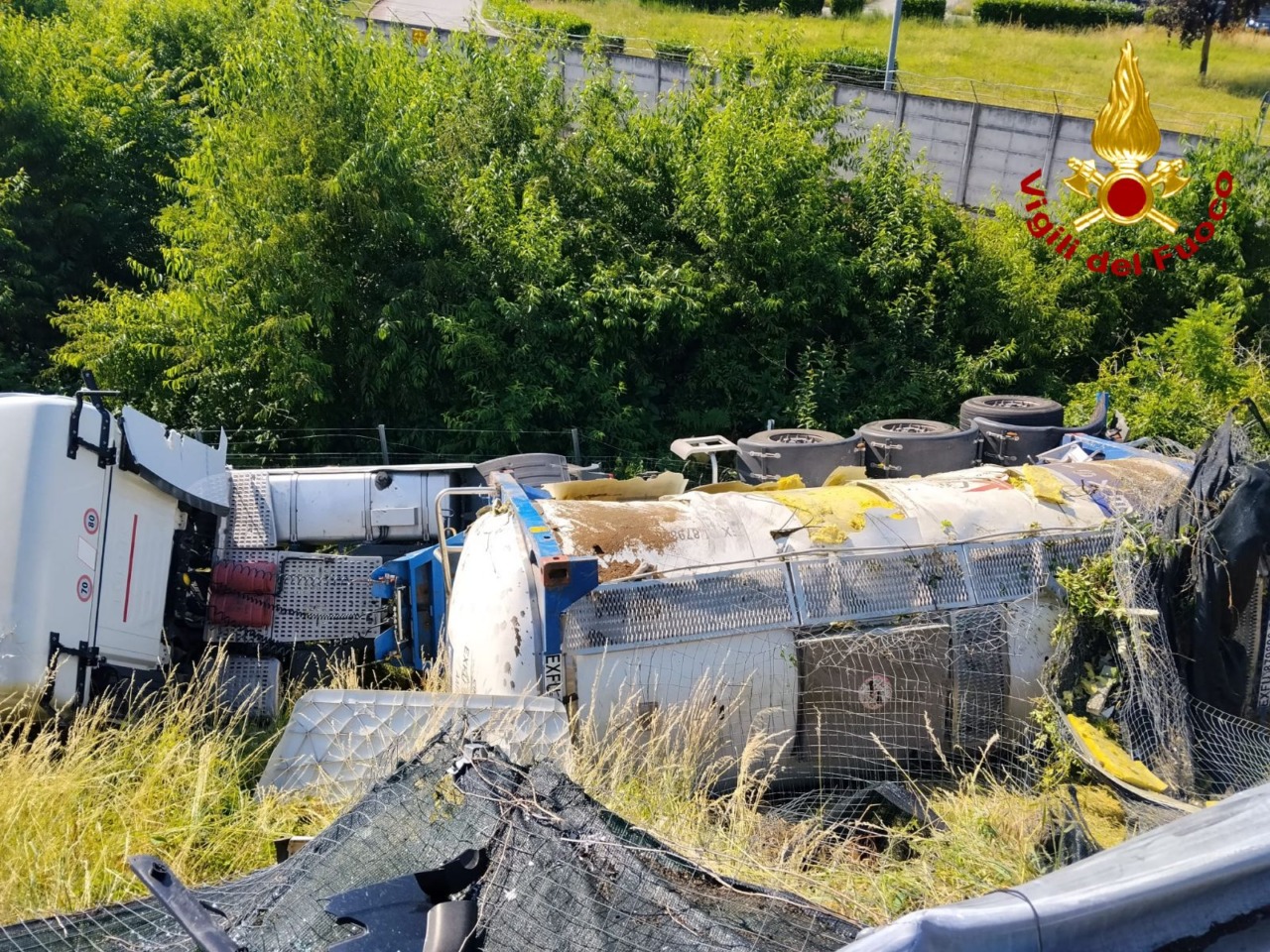 Paura allo svincolo, autocisterna esce di strada e si ribalta