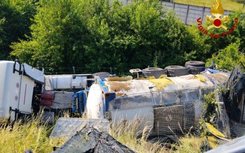 Paura allo svincolo, autocisterna esce di strada e si ribalta