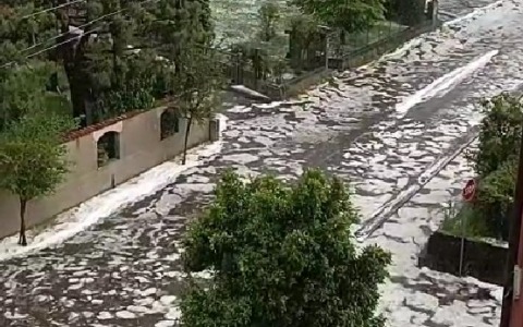 Grandine e maltempo su Cislago, le strade diventano fiumi