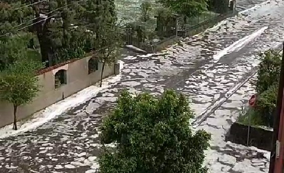 Grandine e maltempo su Cislago, le strade diventano fiumi