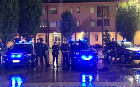 Controlli dei Carabinieri in piazza