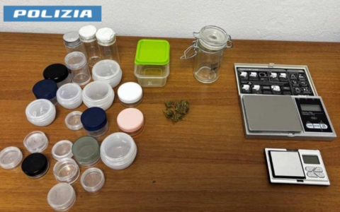 Al controllo alla barriera dell’A8 spunta il kit dello spaccio: pusher arrestato