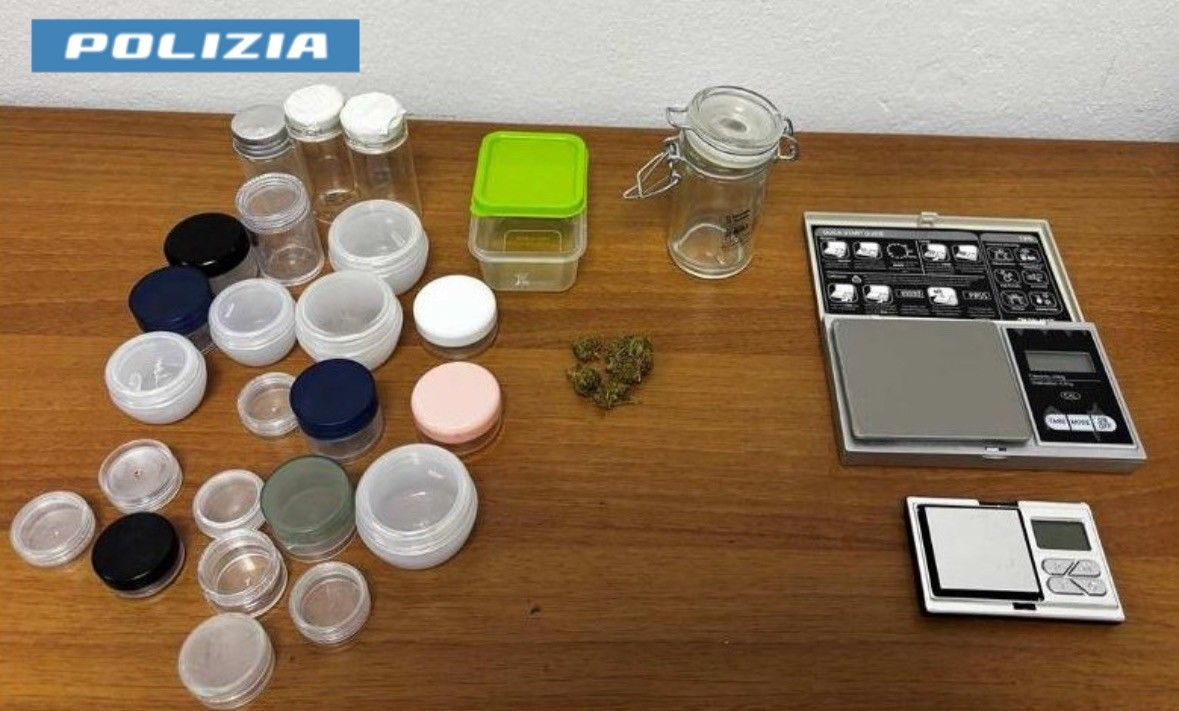 Al controllo alla barriera dell’A8 spunta il kit dello spaccio: pusher arrestato