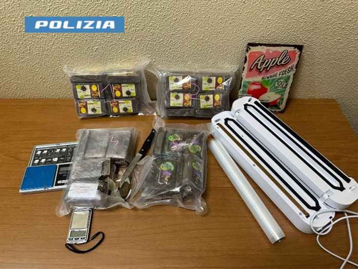 Nascondeva in casa 40 panetti di hashish