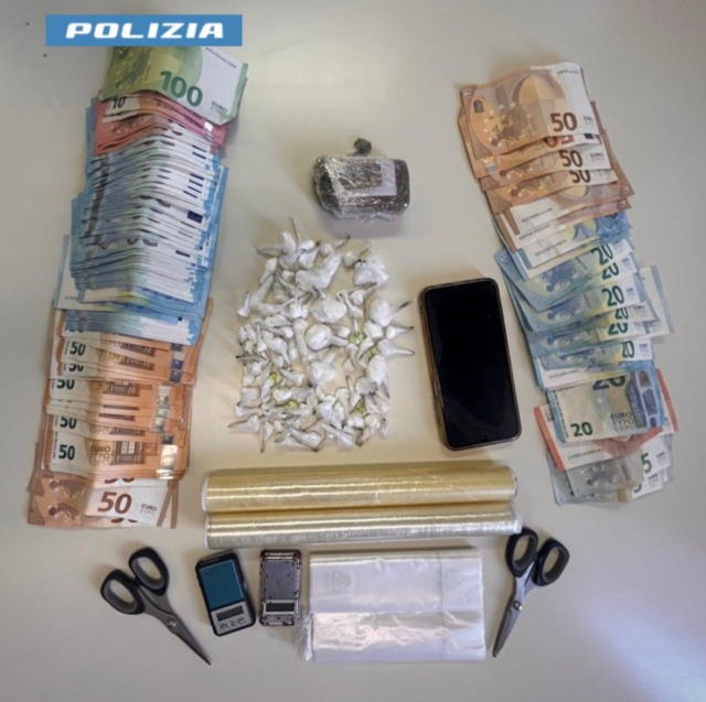 Aveva ben 100 dosi di cocaina e hashish: pusher arrestato