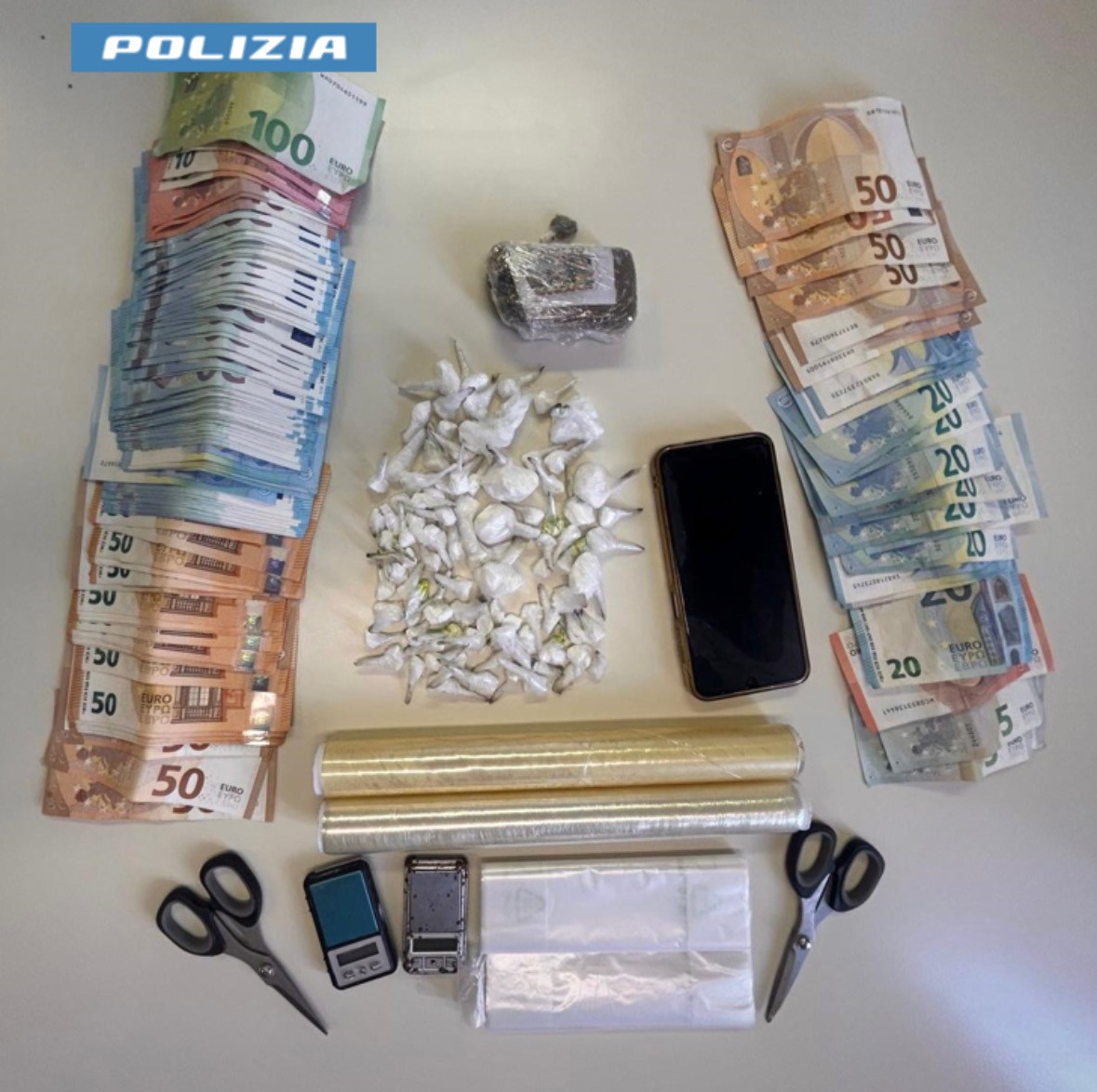 Aveva ben 100 dosi di cocaina e hashish: pusher arrestato