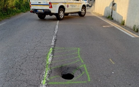 Strada riaperta dopo il cedimento della rete fognaria