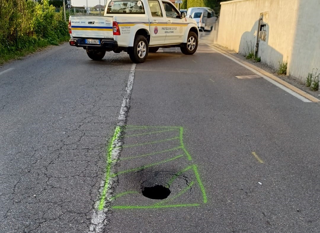 Strada riaperta dopo il cedimento della rete fognaria