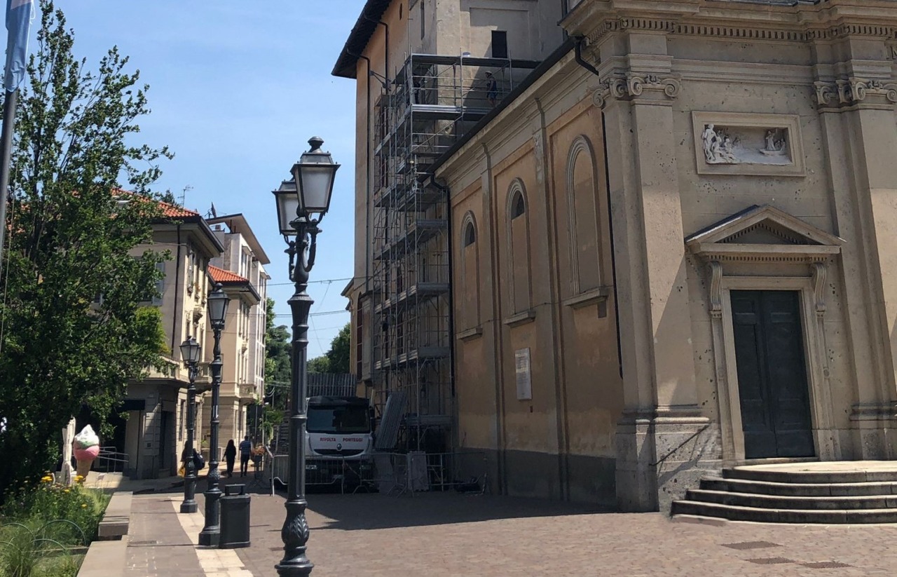 Montato il ponteggio per il campanile della Prepositurale