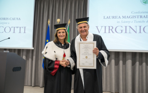 “Da 50 anni comunico ergo sum”: l’Università dell’Insubria consegna la laurea honoris causa a Gerry Scotti