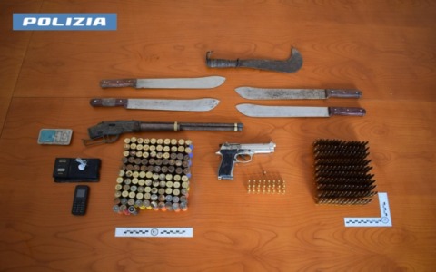 Bonifica nei boschi dello spaccio: sequestrati droga, armi bianche e munizioni