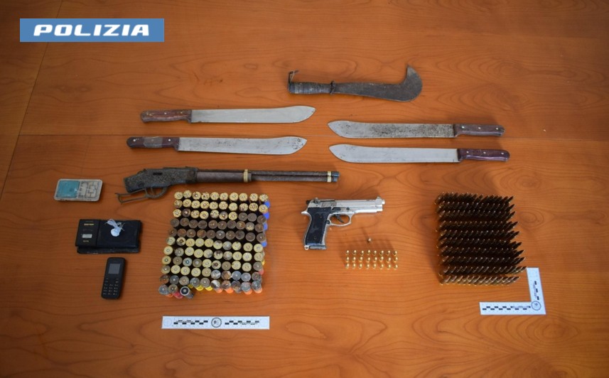 Bonifica nei boschi dello spaccio: sequestrati droga, armi bianche e munizioni