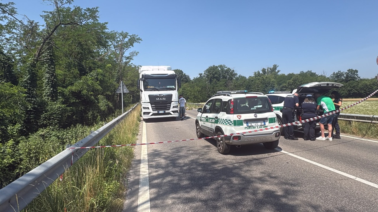 Tragedia a Uboldo, ciclista muore investito da un camion