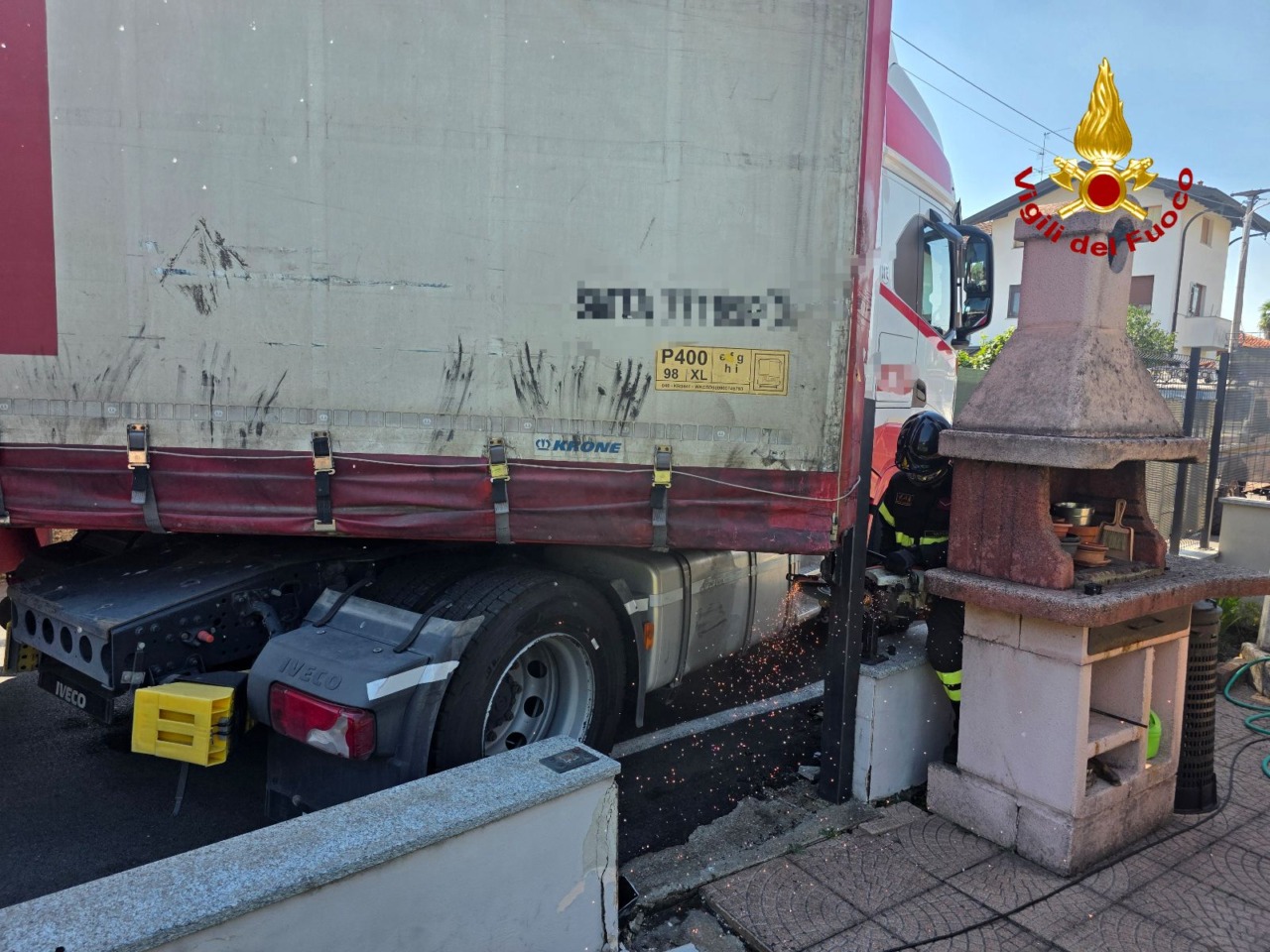 Autoarticolato incastrato tra i muri di recinzione, arrivano i Vigili del Fuoco