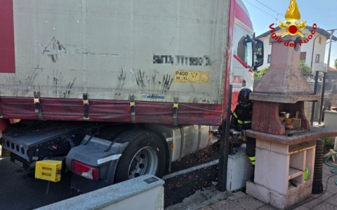 Autoarticolato incastrato tra i muri di recinzione, arrivano i Vigili del Fuoco
