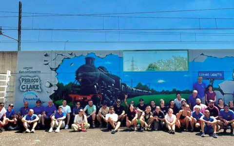 L’evento «Drèe al cerv» riempie l’area feste e regala al paese un nuovo murale