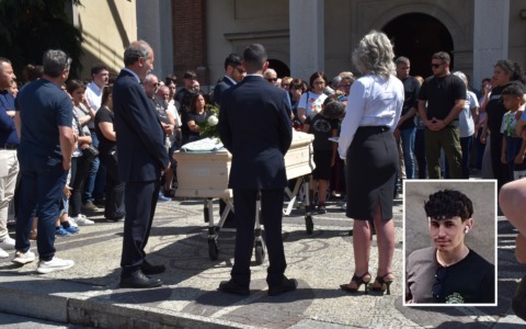 Cislago si ferma per l’ultimo saluto al giovane “Nik”