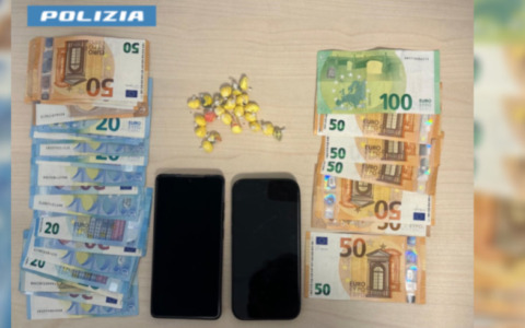 Beccato con 22 dosi di cocaina e mille euro in contanti: pusher arrestato