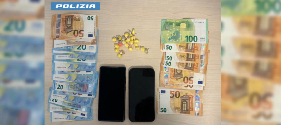 Beccato con 22 dosi di cocaina e mille euro in contanti: pusher arrestato