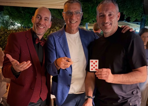 Mago John incanta i campioni di calcio