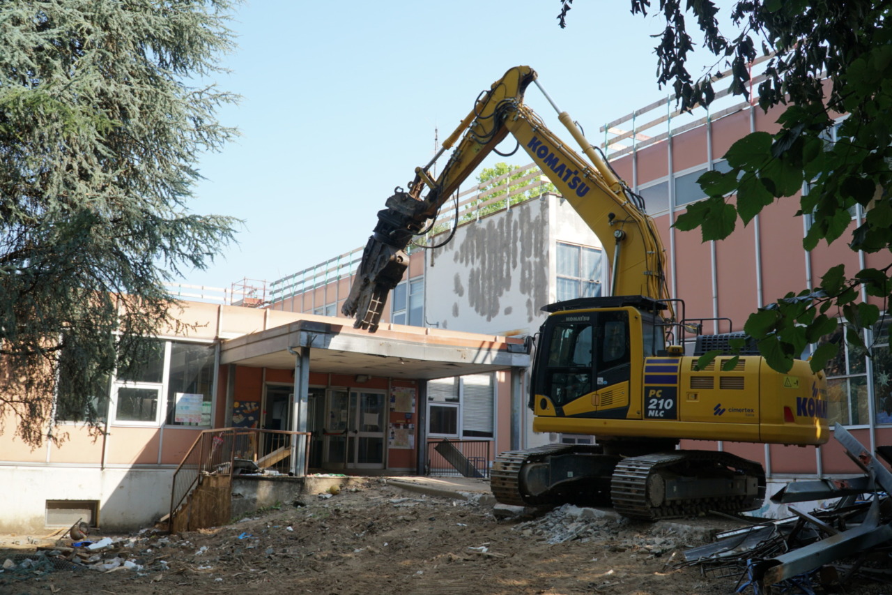 Primaria Rodari: iniziata la demolizione del vecchio edificio