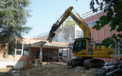 Primaria Rodari: iniziata la demolizione del vecchio edificio
