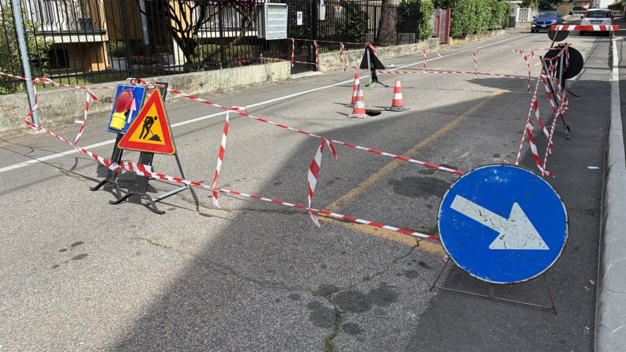 Si apre una voragine: via Monte Bianco chiusa al traffico