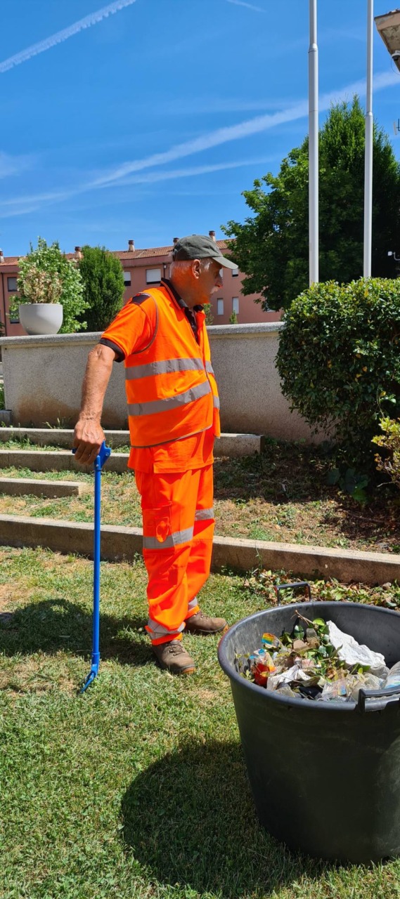 I volontari civici puliscono la piazza
