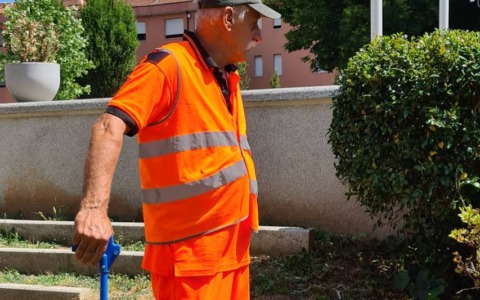 I volontari civici puliscono la piazza