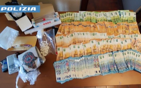 Blitz antidroga, arrestato pusher: sequestrati mezzo kg di cocaina e 40mila euro