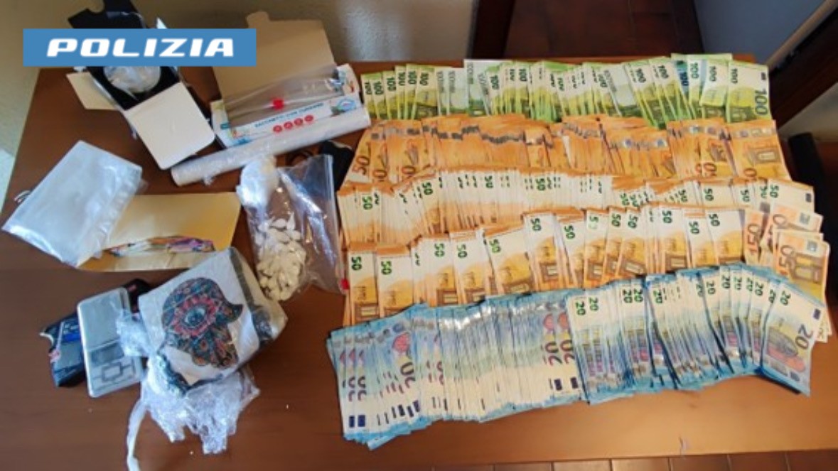 Blitz antidroga, arrestato pusher: sequestrati mezzo kg di cocaina e 40mila euro