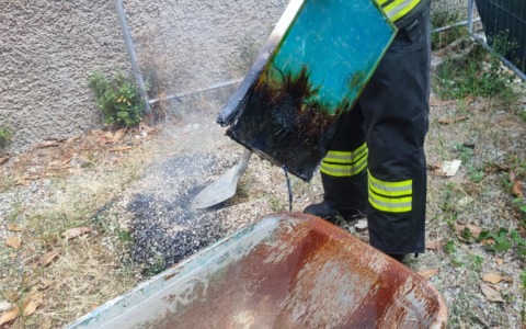 Fumo da una batteria al litio, arrivano i Vigili del Fuoco