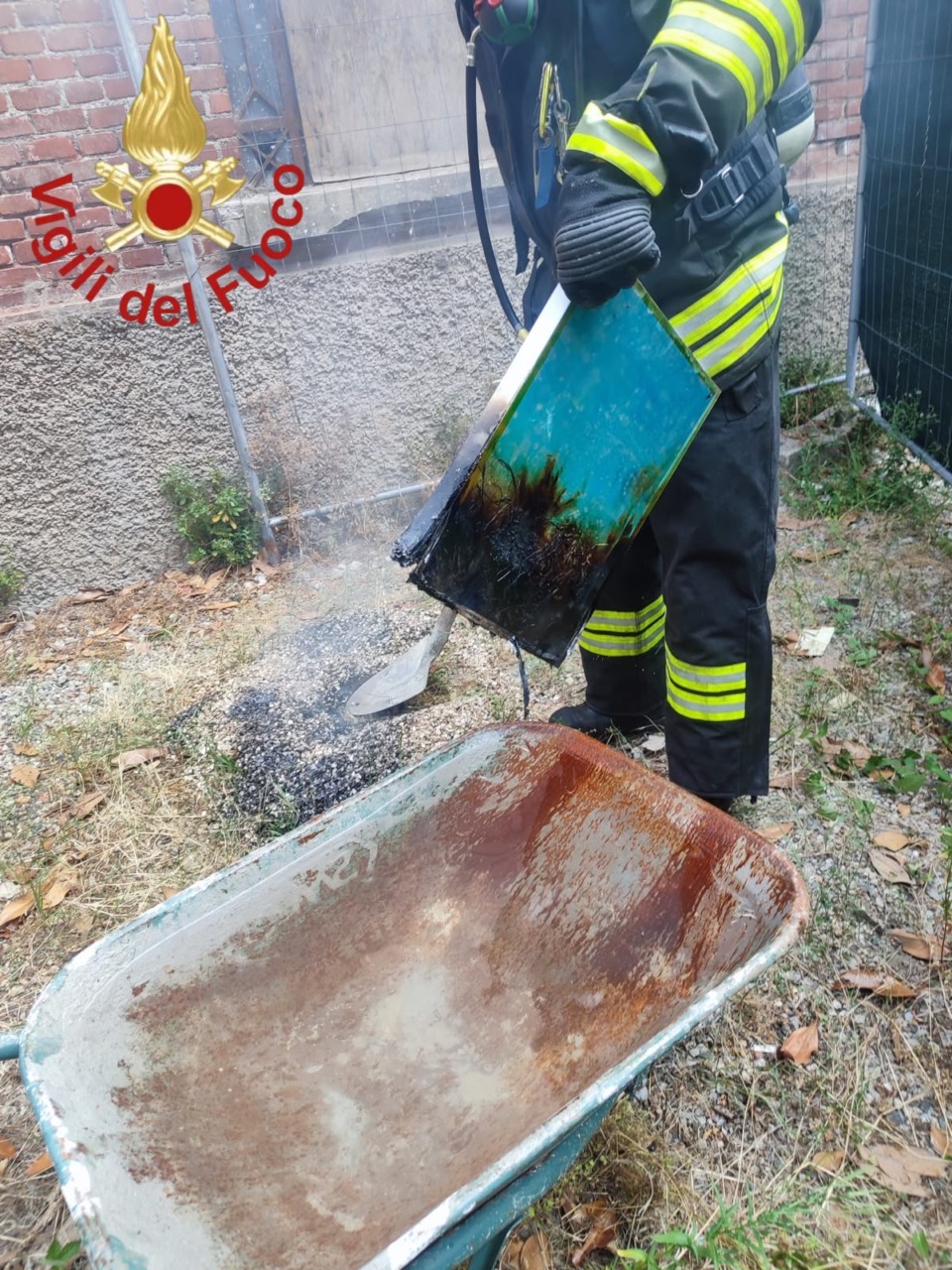 Fumo da una batteria al litio, arrivano i Vigili del Fuoco
