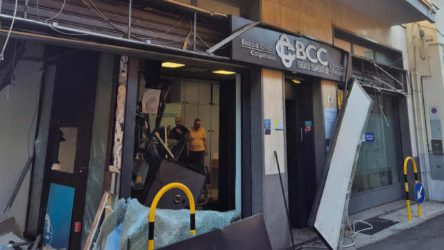 Boato nella notte a Samarate, fatto saltare il bancomat della Bcc