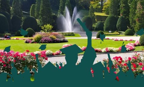 L’Insubria festeggia i suoi laureati con il lancio del tocco ai Giardini Estensi