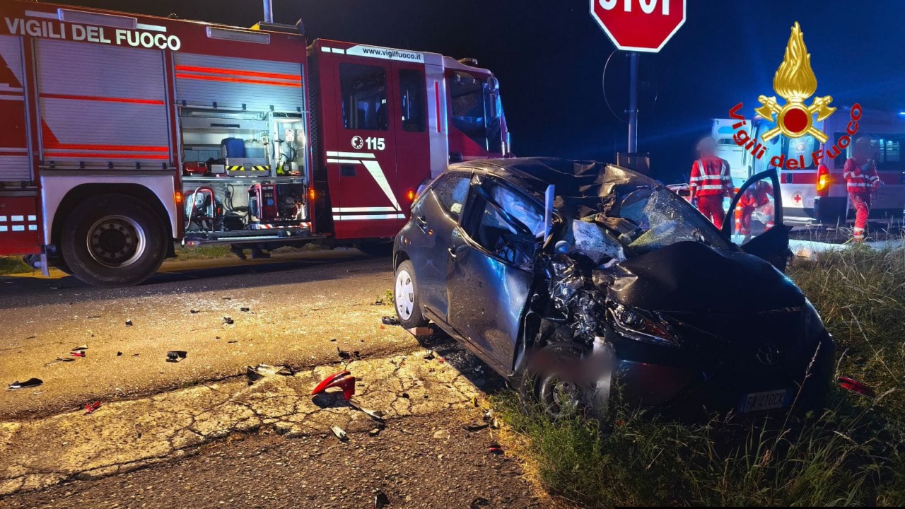 Scontro auto-moto lungo la Varesina nella notte, grave un centauro di 26 anni