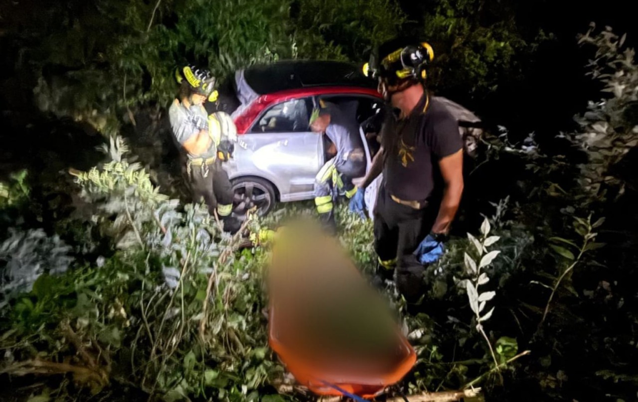 Auto nella scarpata, 32enne in ospedale