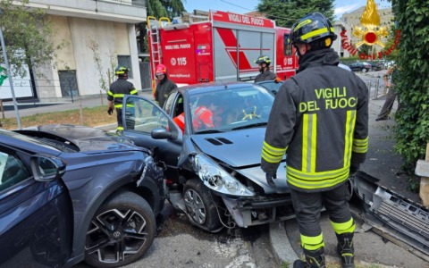 Schianto frontale tra due auto, paura a Cassano Magnago