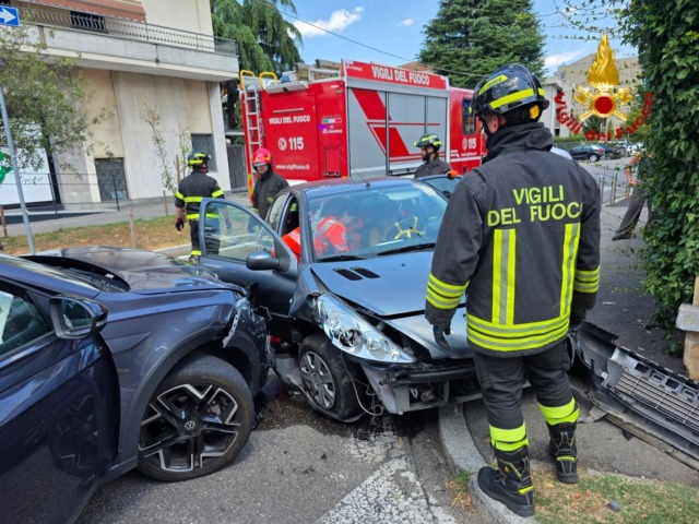 Schianto frontale tra due auto, paura a Cassano Magnago