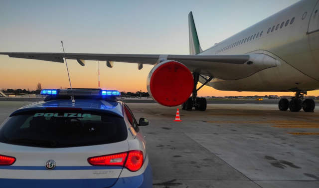 Rubavano dai bagagli dei viaggiatori: tre operatori fermati a Malpensa