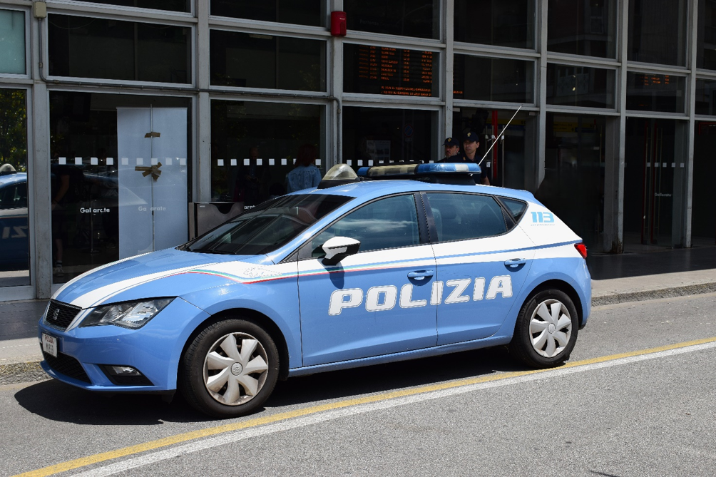 In contromano, non si ferma all’alt e aggredisce un agente: arrestato